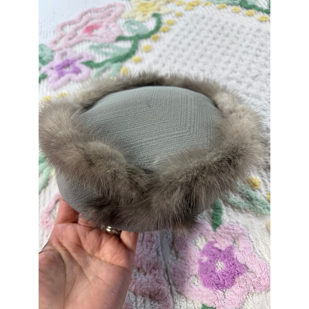 Vintage Grey Pillbox Hat Real Fur Trim Rhinestone Brooch Detail Mid-Century - Picture 6 of 7